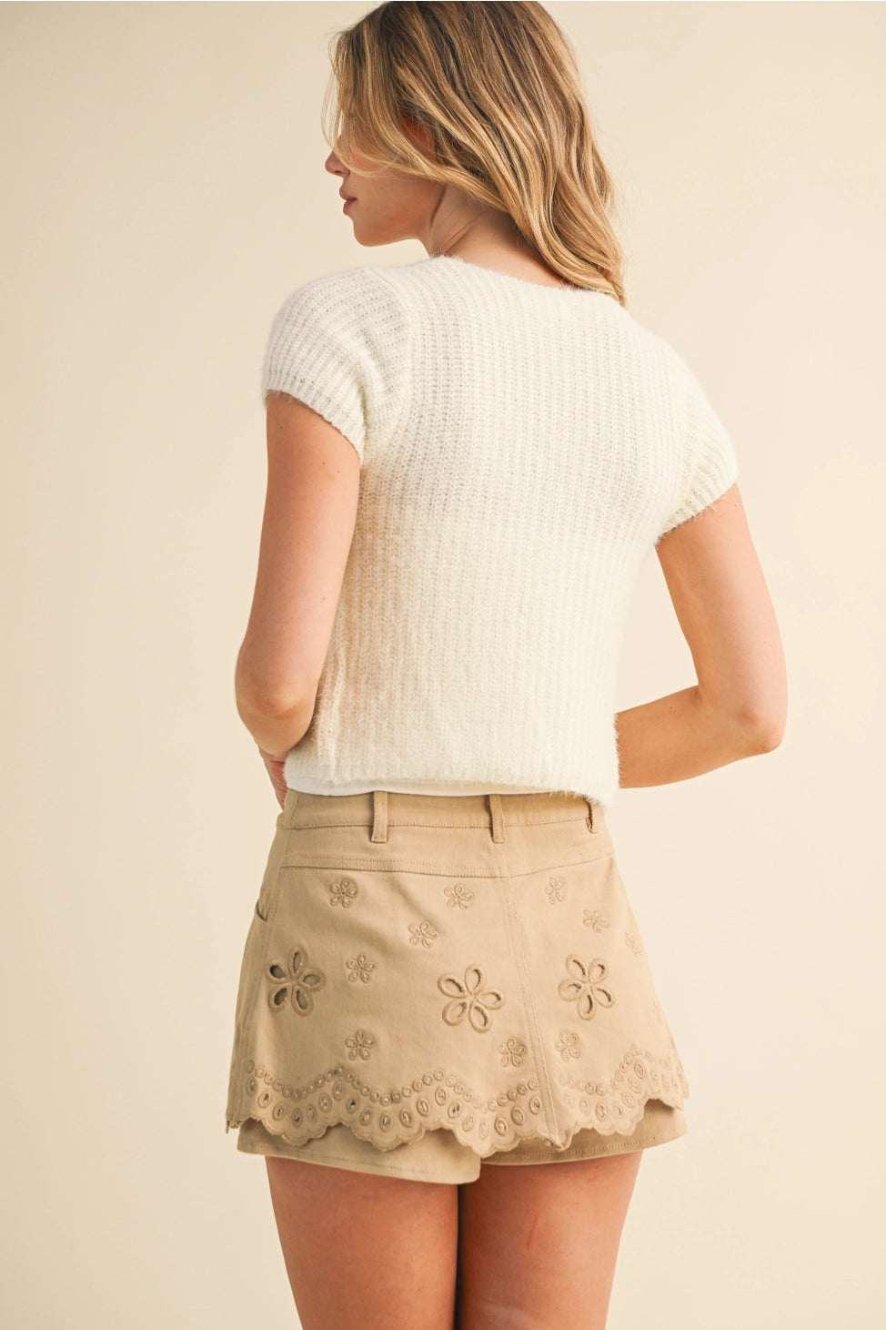 CREAM SHORT SLEEVE SWEATER