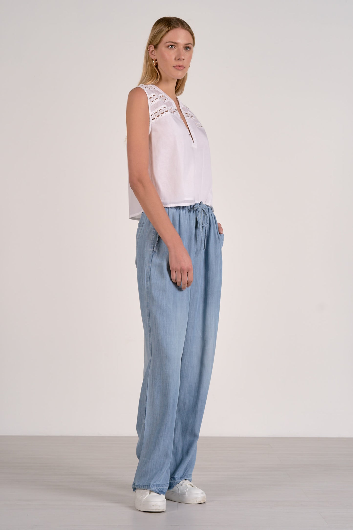 EYELET DETAILED TOP