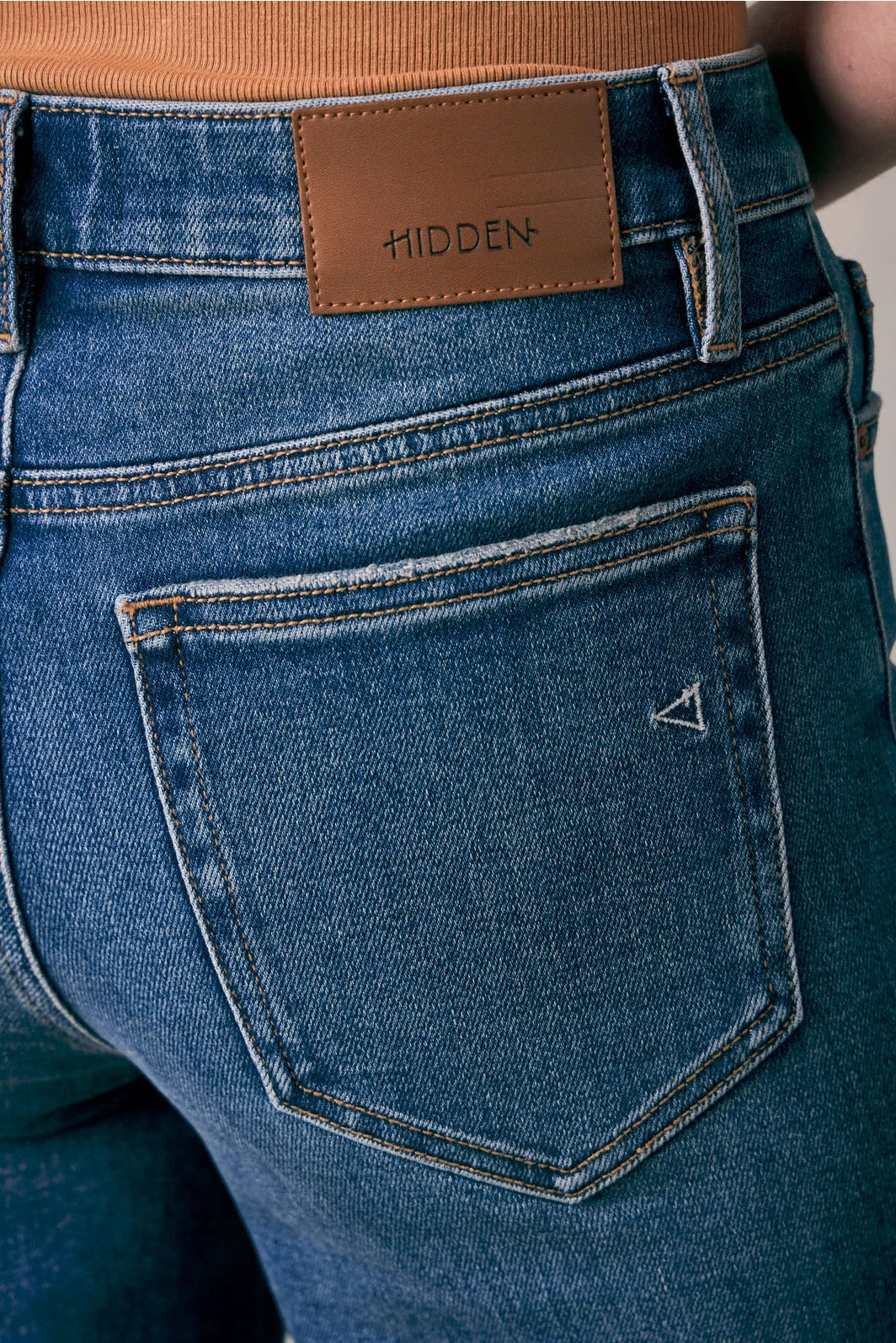 CLASSIC STRAIGHT JEANS