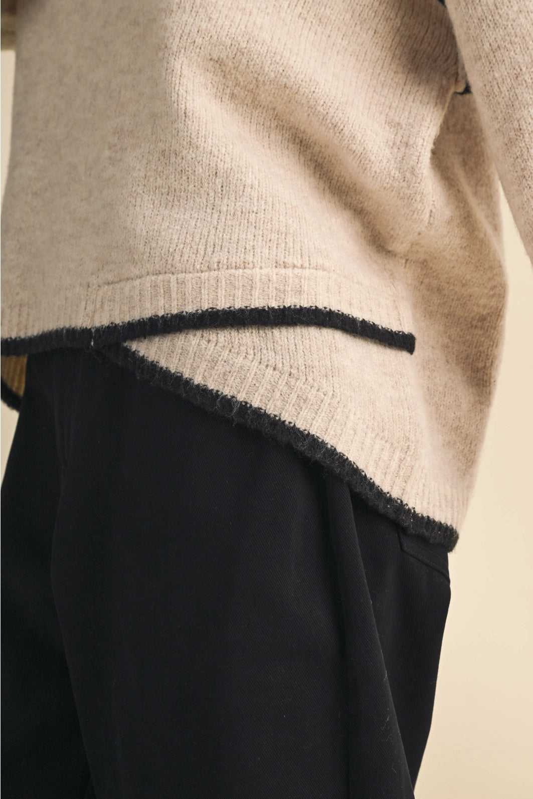SWEATER WITH CONTRAST PIPING DETAIL