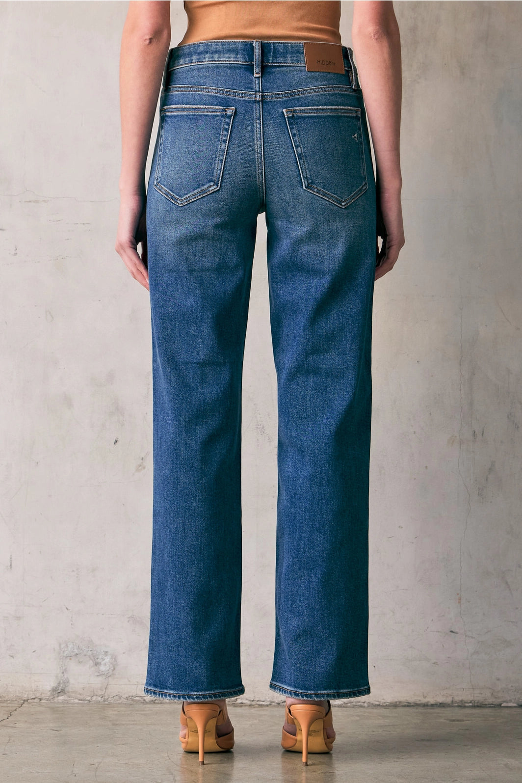 CLASSIC STRAIGHT JEANS