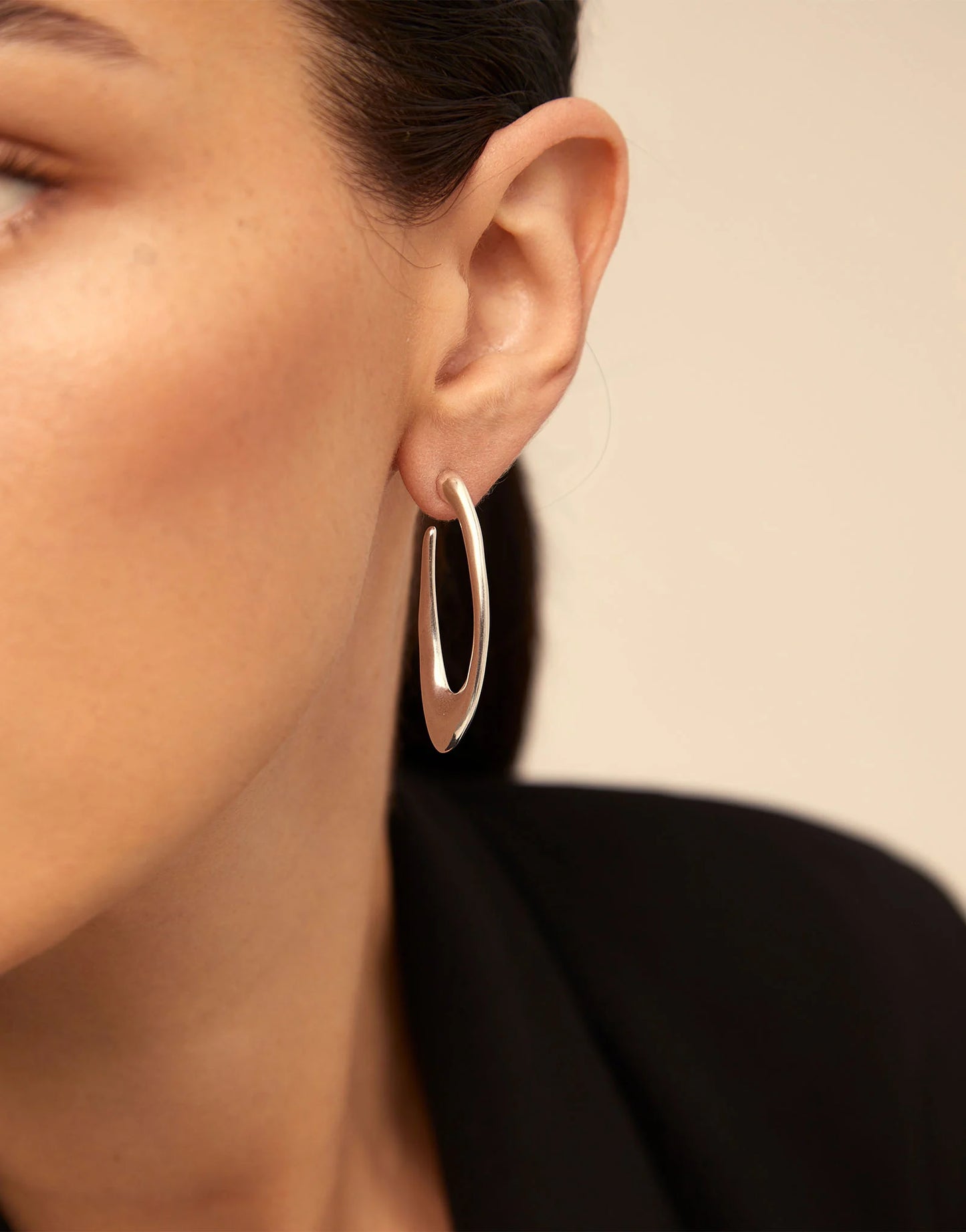 TU ORBITAS SILVER EARRING