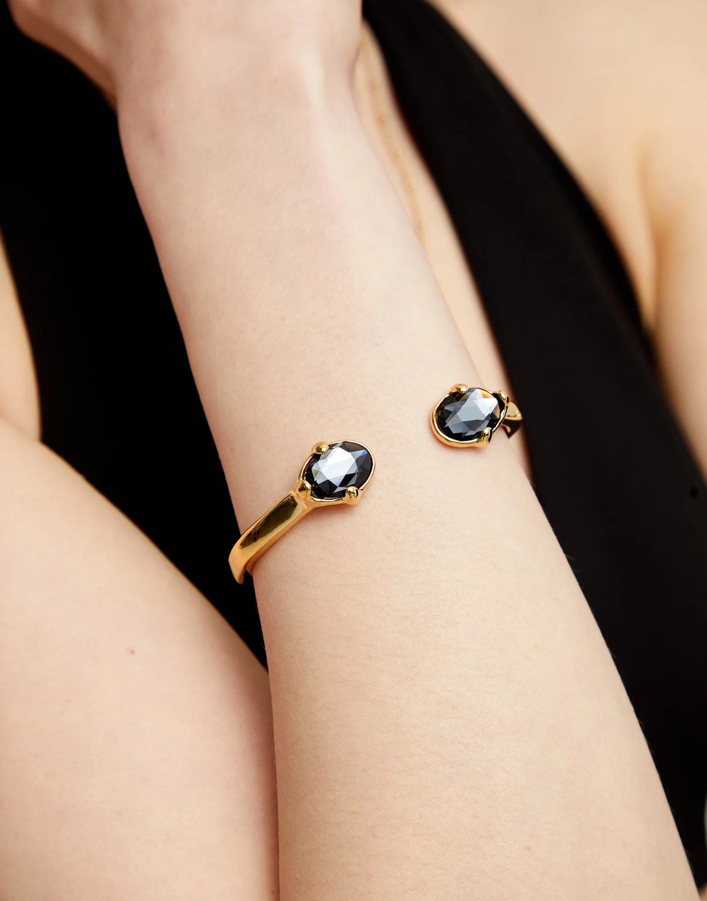SER DESLUMBRANTE GOLD BANGLE BLK CRYSTALS