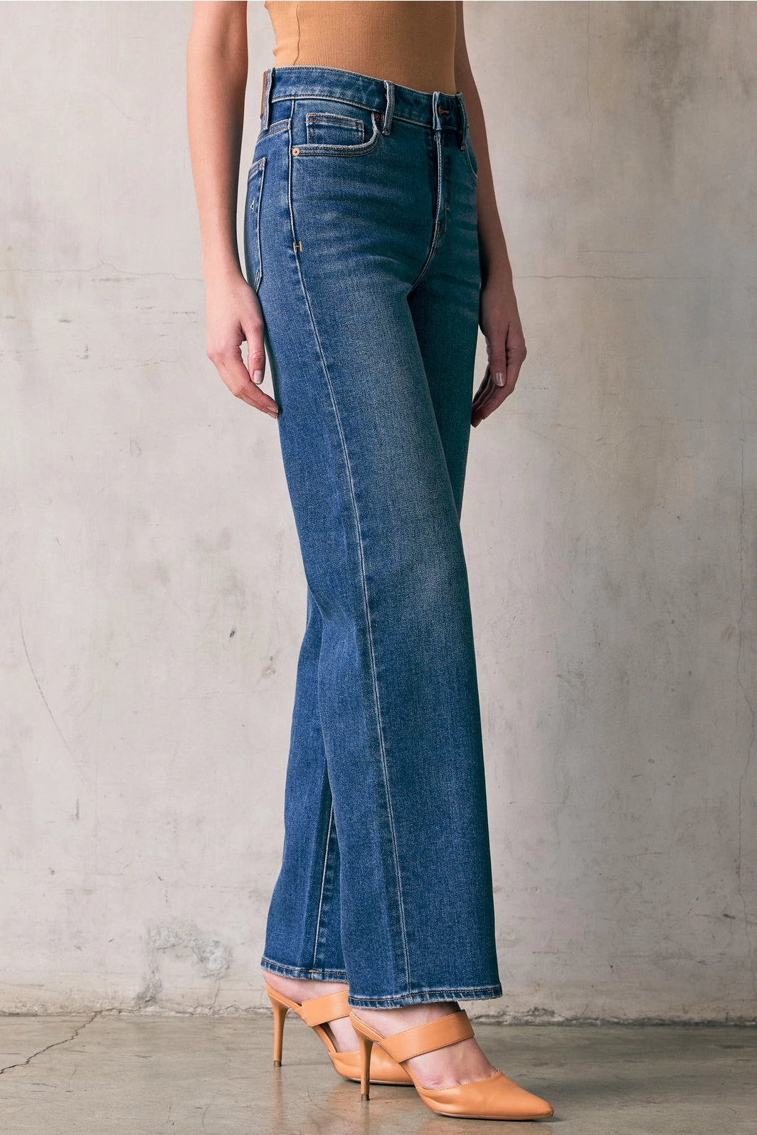 CLASSIC STRAIGHT JEANS