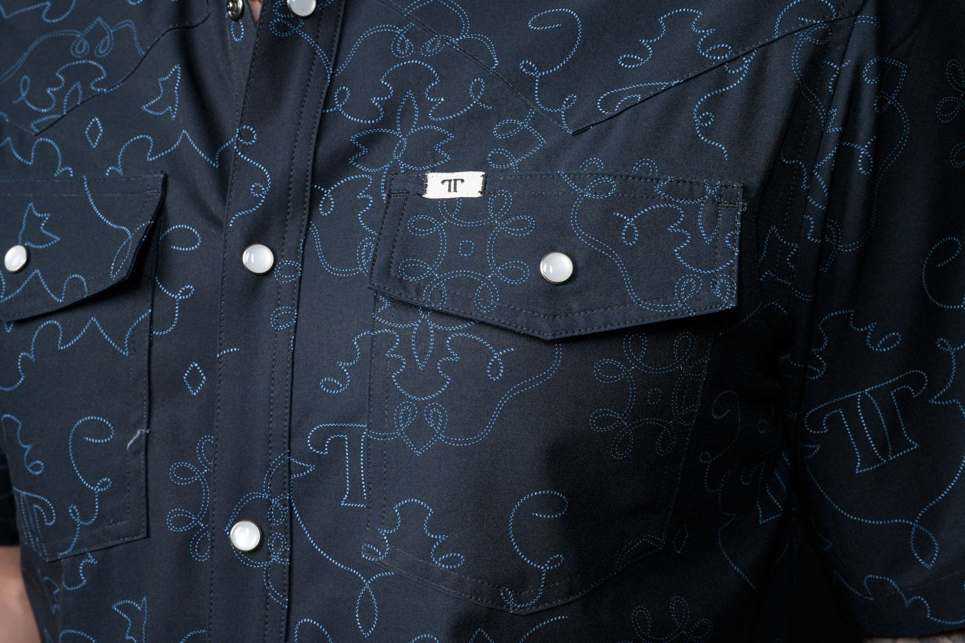 THE CARSON IN BLACK SHORT SLEEVE SNAP