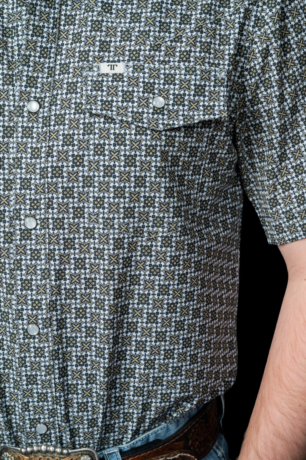 THE COLTON IN GREEN SHORT SLEEVE SNAP