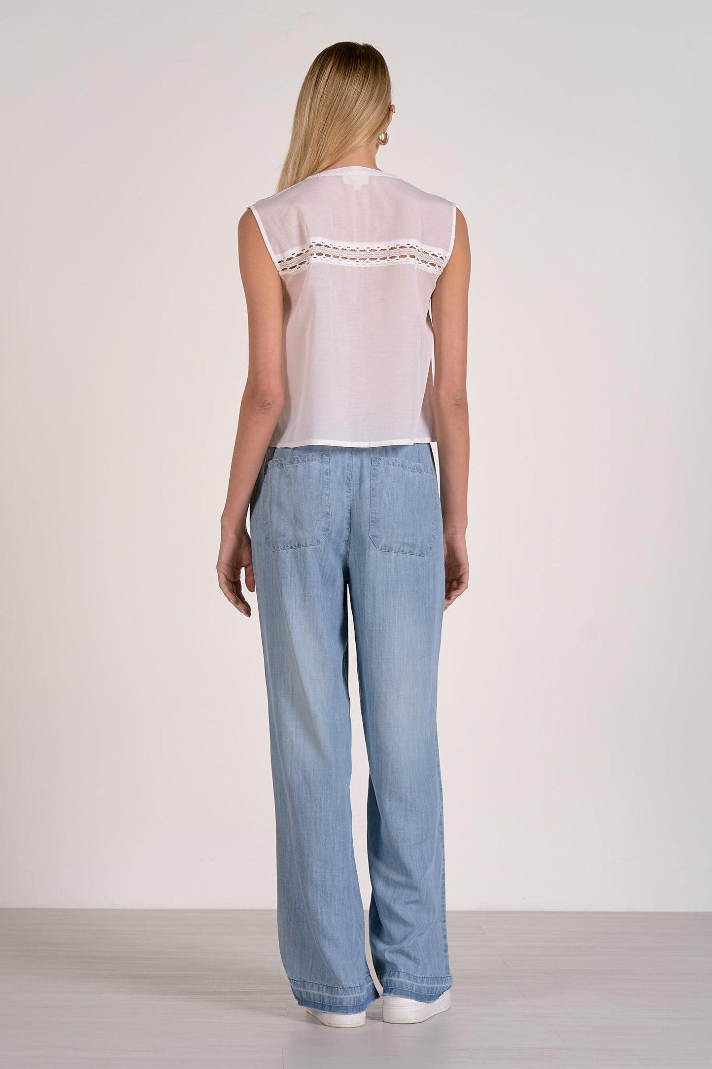 EYELET DETAILED TOP
