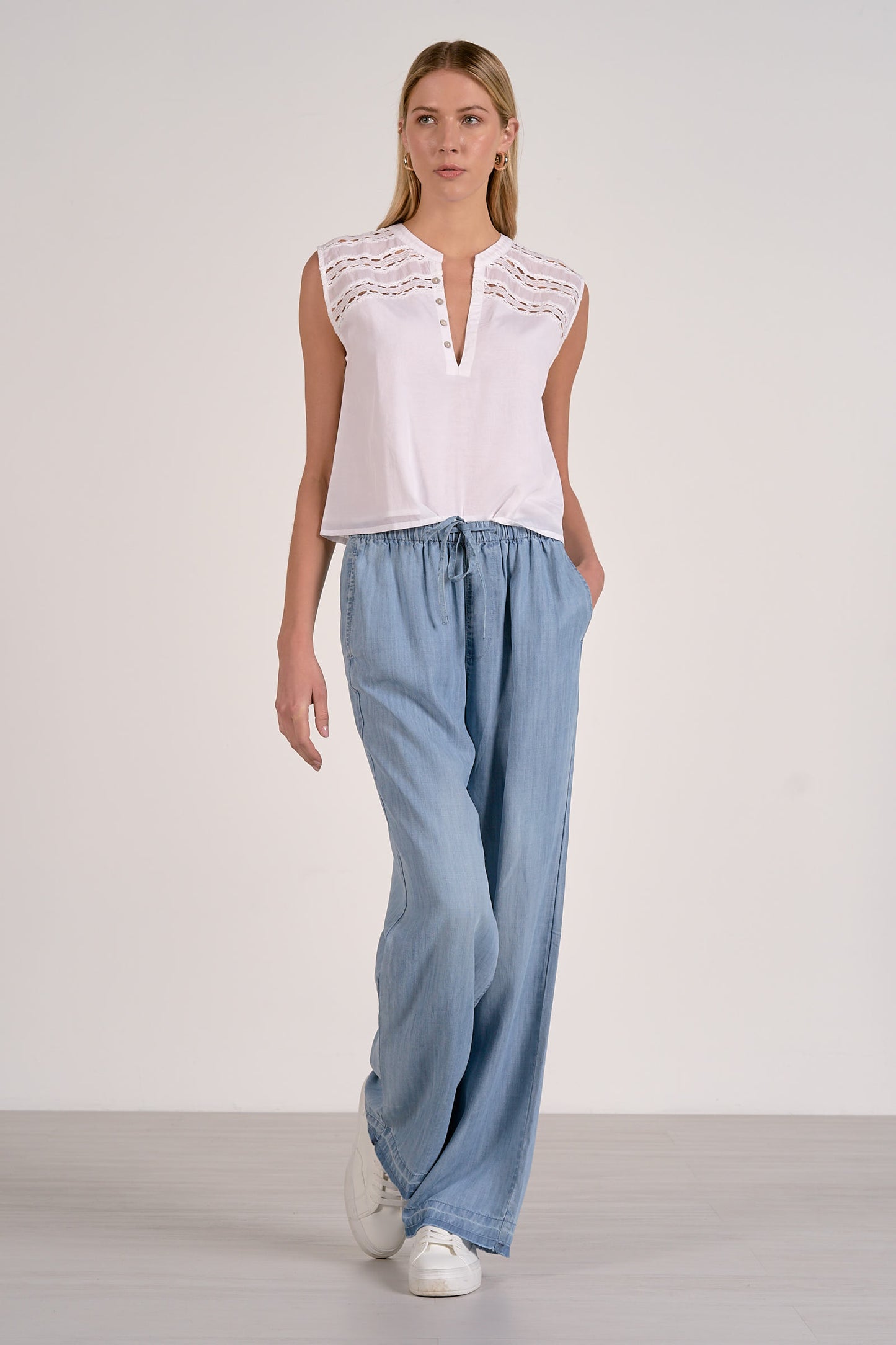 EYELET DETAILED TOP